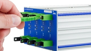 Für Hochvolt-Umgebungen ausgelegt, misst das faseroptische CAN-Messmodul CANSAS-FBG-T8 von imc Meßsysteme an acht optischen Eingängen mittels speziell entwickelter Faser-Bragg-Gitter-Sensoren Temperaturen auf beliebigen Potentialen und gibt sie via C