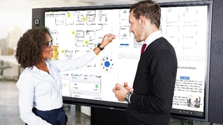 Die zweite Generation des NEC InfinityBoards bietet NEC Display Solutions in vier Größen an. Die 55-Zoll-Variante eignet sich für kleine Gruppen auf engem Raum. Mithilfe der Collaboration Soundbar, dem integrierten Mikrofon und der Kamera lassen sich