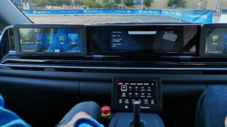Der autonome Versuchsträger eines Rufbusses von ZF kommt ohne Lenkrad und Pedalerie aus. Im Notfall lässt sich per Joystick steuern. 