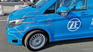 Der Rufbus-Versuchsträger von ZF ist mit jeweils sechs Radar- und Lidar-Sensoren sowie neun Kameras für die Wahrnehmung der Umwelt bestückt.