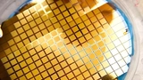 Kleiner als eine Briefmarke: Das Patch beträgt nur einen Quadratzentimeter aus biomedizinischem Polymer-Material.