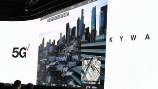 Live-Demo einer Drohnen-Fernsteuerung des Drohnenbetriebsmanagers Skywards: Vestberg steuerte aus dem Palazzo-Ballsaal im Venetien Las Vegas eine Überwachungsdrohne in Los Angeles per 5G-Kommunikation.