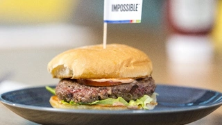 Der "Impossible Burger 2.0" von Impossible Foods hatte viel Aufmerksamkeit in der USA und gewann diverse Messe-Preise. Der vegane Burger hat aus europäischer Sicht aber ein Problem: Er nutzt gentechnisch veränderte Hefe.
