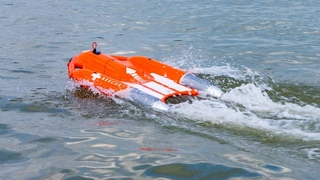 Das "Jetboard FF I" von OceanAlpha ist 10 kg schwer und verfügt über einen elektrischen Jet-Antrieb. Es kann bis zu zwei Personen ziehen und soll Rettungsschwimmern unterstützen.