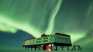 Polarlicht über der Neumayer-Station III
