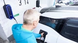 Ladekabel von innogy eBox wird an eAuto angesteckt