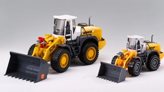 Spielzeugbagger Liebherr Radlader von Bruder Spielwaren im Original und als Fälschung