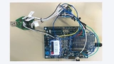 Aufbau für die EEMBC-Testumgebung mit den Verbindungen des Toshiba-Moduls (DUT, unten) zum Energie-Monitor (X-Nucleo von STMicroelectronics)