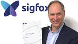 Aurelius Wosylus, Chief Sales Officer (CSO) von Sigfox Germany, hält Spezifikation in der Hand.