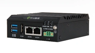 Der Kube-2100 von Portwell ist lüfterlos, kompakt und erfüllte erhöhte EMI- und EMS-Anforderungen anspruchsvoller Applikationen. Er ist in ein robustes Gehäuse verpackt und mit Intels Atom und mit 2 GB DDR4-2400-Arbeitsspeicher ausgestattet. Für die 