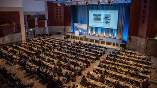 Auch der Blick von oben, zeigte einen vollen Saal und das riesige Interesse an der Thematik.