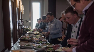 Wohlverdientes Mittagessen nach einen mit interessanten Informationen gespicktem Vortragsvormittag.