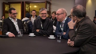 Zwei, die sich lange kennen und auf dem Automotive Ethernet Congress wiedertragen: Prof. Dr. Andreas Crzemba (Zweiter von links) und Thomas Liebetrau, Lead Principal Engineer Automotive Body Systems bei Infineon Technologies (Zweiter von rechts).