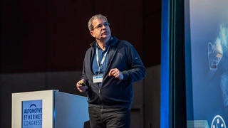 Fred Renning erläuterte wie man die Netzwerk-Security mit integrierten Hardware-Modulen verbessern kann. 