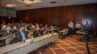 Den Workshop „Von CAN (FD) zu 10BASE-T1S für ein kosteneffizientes, leistungsstarkes und allgegenwärtiges Fahrzeug-Netzwerk“ hielten Dr. Björn Sander von K2L und Dr. Bernd Sostawa von Microchip.