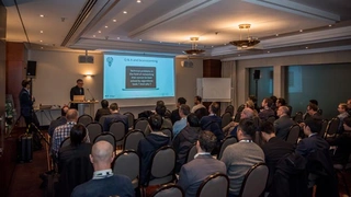 Prof. Nicolas Navet von der University of Luxembourg (links) und Dr. Jörn Migge von RealTime-at-Work beschäftigten sich und die Teilnehmer in ihrem Workshop mit der Automatisierung des Ethernet-Netzwerk-Designs in 2020 und fernerer Zukunft.
