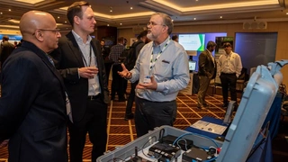 Diskussionen am Stand von Excelfore.