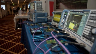 Rohde & Schwarz ist einer der ersten Test-&-Measurement-Hersteller, der alle PHY-Testfälle für 1000BASE-T1 getestet und validiert hat. Die entsprechenden Geräte stellte das Unternehmen aus.