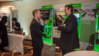 Moderator Samual Sigfridsson, verantwortlich bei Volvo für das Thema Automotive Ethernet, im Gespräch am Stand der Star Cooperation. 