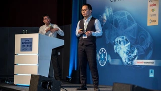 Ryohei Kawabuchi (vorne) und Daijiro Yumoto gaben einen Einblick in die Aktivitäten von JASPAR. Ihr Thema: EMV-Vergleichsanalyse von 1-Gbit/s-Ethernet (elektrisch und optisch).