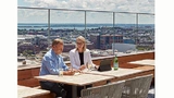 Neben Büros und Besprechungsräumen stehen der Analog Garage auch zahlreiche offene Bereiche, wie die Dachterrasse in der Firmenzentrale in Boston, zur Kommunikation mit den Kollegen zur Verfügung