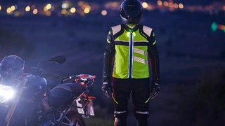 Die LED-Lichtmodule in den Jacken und Westen von Held sorgen für bessere Sichtbarkeit bei Dunkelheit, Nebel und Co.