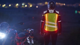 Jacken mit integrierter Beleuchtung benötigen kein einfallendes Licht von Autoscheinwerfern oder Straßenlaternen, sondern bieten einen aktiven Schutz.