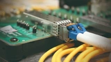 Bild 4: SFP-Transceiver in einem SFP-Käfig – vorne die Glasfaser, hinten die Leiterplatte