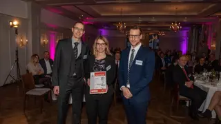 Die Gewinner des 3. Platzes (v.l.n.r.): Daniel Schmid und Christina Frick von Baumer mit Redaktionsvolontär Tobias Schlichtmeier