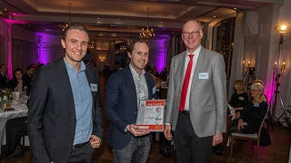 Thomas Frahler und Max Morwind von Microsoft nehmen die Urkunde für den dritten Platz entgegen