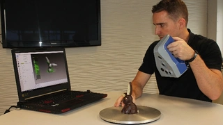 Der Schokohase wird beim Verpackungsspezialisten Bachmann Forming in der Schweiz mit dem 3D-Scanner Space Spider von Artec gescannt
