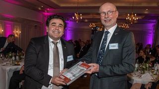 Übergare der Urkunde für den 3. Preis mit Bernhard Kluschat von TDK-Lambda Germany (links) und Harry Schubert, Elektronik.