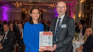 Auszeichnung 3. Preis: Katrin Hück, Fujitsu, und Harry Schubert, Elektronik, (v.l.n.r.)