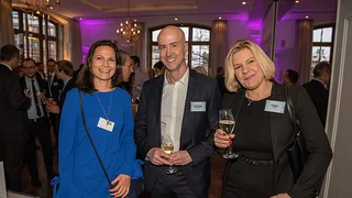 Verlagsleiter Matthäus Hose in charmanter Begleitung von Katrin Hück von Fujitsu (li.) und Anke Allen von IQD.