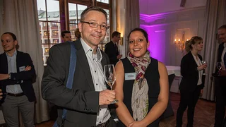 Christian Schwab von Siemens mit Elektronik-Redakteurin Selina Doulah.