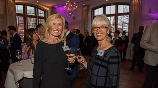 Lassen es sich gut gehen: MIchaela Marchesani von Keysight mit Sonja Winkler, Sales Director Elektronik.