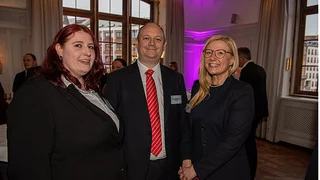 Elektronik-Redakteurin Christina Deinhardt mit Meerten van Oostrum von Mean Well und Melanie Skrlin von Schukat (v.l.n.r.).