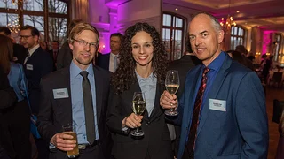 Markus Haller, Elektronik, unterhält sich Roswitha Gabler und Wendelin Egli von MSR Electronics (v.l.n.r.).