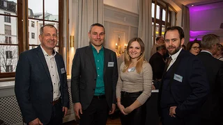 Georg Vogel von b-plus und Berhard Reinisch, Mediaberatung Elektronik, mit Christine SChäfer, b-plus und Elektronik-automotive-Redakteur Andreas Pfeffer (v.l.n.r.).