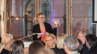 Passend zur Videoparodie hat Stefanie Eckardt Haribos Goldbären für die Gäste...