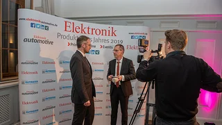 Die Erstplatzierten wurden im Anschluss an die Preisverleihung noch interviewt, hier vor der Elektronik-Wand...