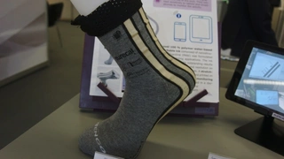 Am Stand der OE-A (Organic and Printed Electronics Association) wurde es smart: Zu sehen waren unter anderem Socken mit integrierten Sensoren, die das Abrollverhalten des Fußes messen… 