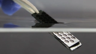 Beschichtung für Schiffsrümpfe nach bionischem Vorbild: Die Oberfläche der künstlich hergestellten Polymerprobe hält unter Wasser eine dünne Luftschicht. Damit wird u.a. die Schiffsreibung reduziert und die Anlagerung von Meeresorganismen verhindert.