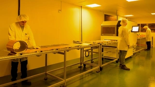 Blick in die Produktion der flexiblen Leierplatten. Prinzipiell ist die Länge der flexiblen Leiterplatten, die Trackwise fertigen kann, keiner Beschränkung unterworfen.