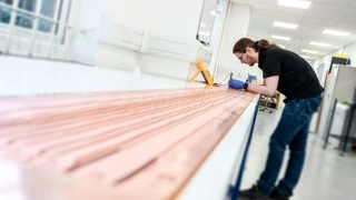 Ein Mitarbeiter von Trackwise prüft die in einem Stück gefertigte flexible Leiterplatte.