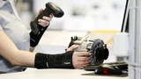 Das Exoskelett Paexo Wrist unterstützt das Handgelenk beim Heben und Halten schwerer Gegenstände.
