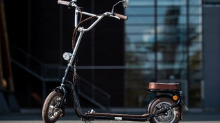 Bei einer Pressekonferenz zur micromobility expo steht ein elektrisch angetriebenes Skateboard des Herstellers LOU auf dem Boden.
