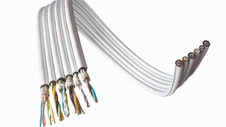 E&E Kabeltechnik hat laminierte Flachbandkabel des Typs LamiflEEx in drei Materialkombinationen im Programm. Neben den PTFE/PUR-Varianten bietet das Unternehmen auch die Materialkombinationen PTFE/FEP sowie PTFE/PTFE an. Die Kabel sind sehr gleitfähi