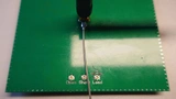 Detailansicht einer Testplatine mit den drei U.FL Buchsen zur Kalibrierung: Links die U.FL Buchse für „Open“ (Leerlauf), daneben die Buchse für „Short“ (Kurzschluss) und rechts außen die Buchse für „Load“ (mit Abschlusswiderstand)