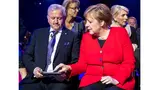 Die Bundeskanzlerin im Gespräch mit Prof. Neugebauer.